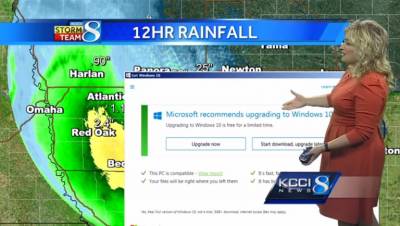 Capture d'écran d'un bulletin météorologique de la télévision américaine. La carte météo derrière la présentatrice est en partie recouverte par une popup de mise à jour de Windows.